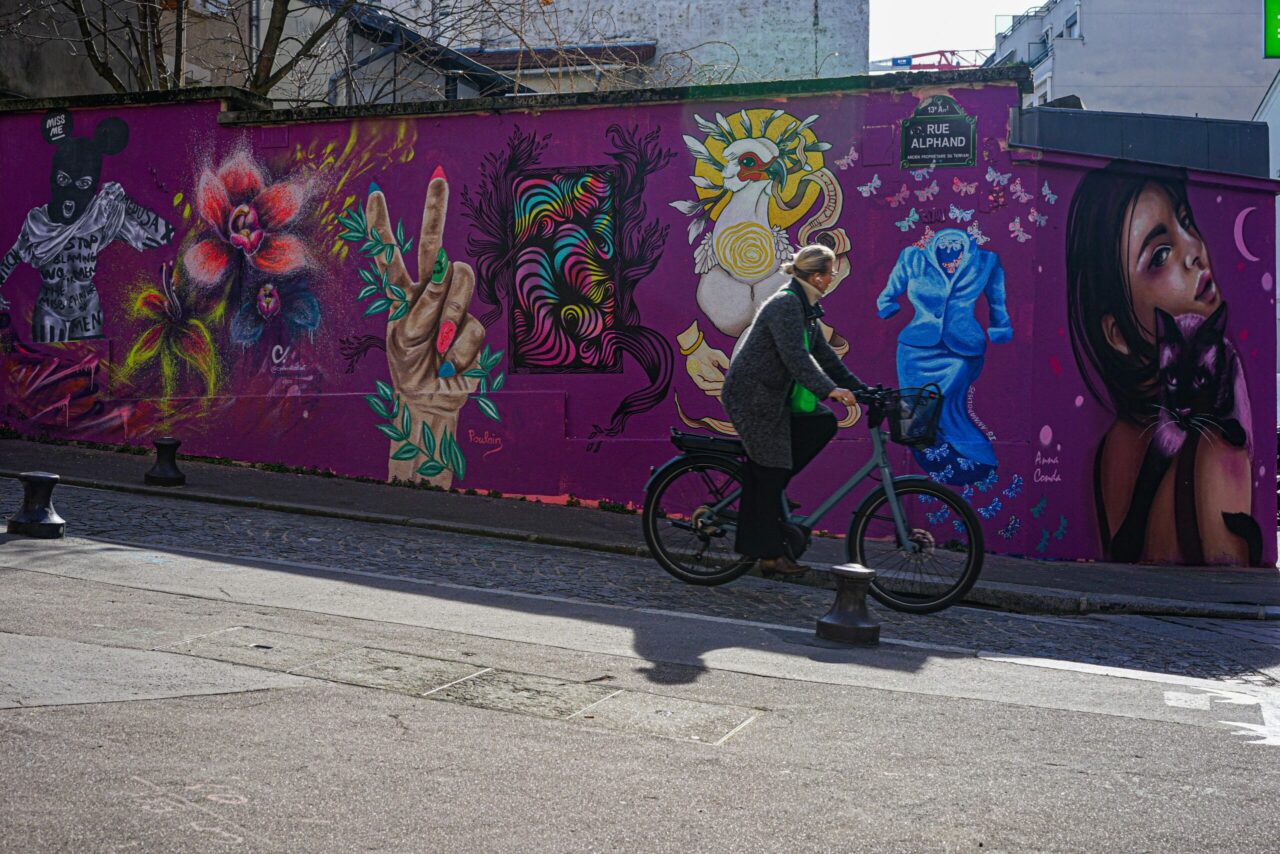 Sur un mur d'une rue de la Butte aux Cailles, pour le 8 mars 2022, Journée des droits des femmes, on voit de gauche àles oeuvres des street artistes suivantes : MissMe, Cynthia Dormeyer, Poulain, Yoldie, RBLbird, Annapolis, Anna Conda
